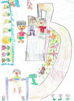 イラスト：スロープが付いた幅広の滑り台を手をつないで滑る笑顔の女の子二人。スロープと滑り台の間には色とりどりの花