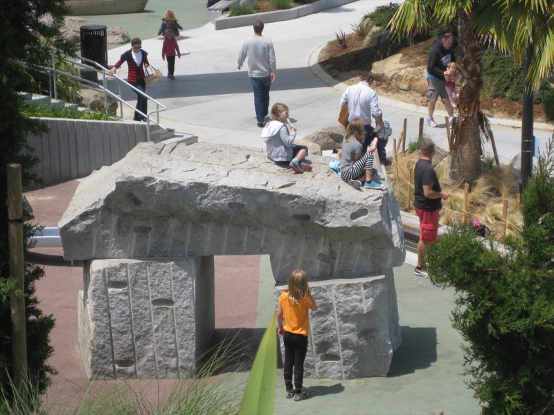 写真：切り出した巨石を鳥居型に組んだ遊び場。下は大人が立ってくぐれるほどの高さ