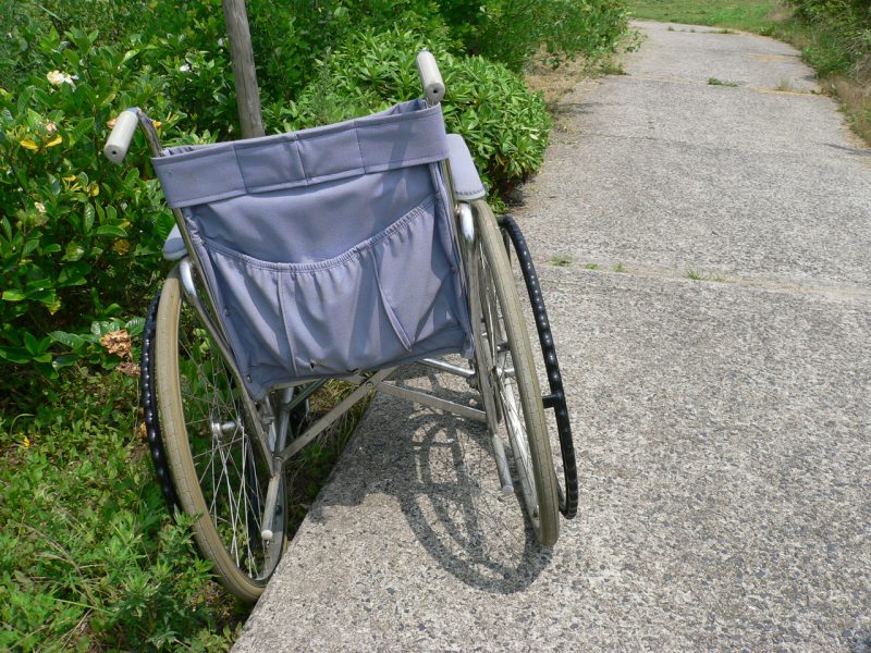 写真：歩道から脱輪した車いす