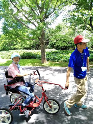 写真：リフトン三輪車に乗る朝比奈さんの娘さん