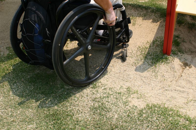 写真：パネルの前に近づく車いす