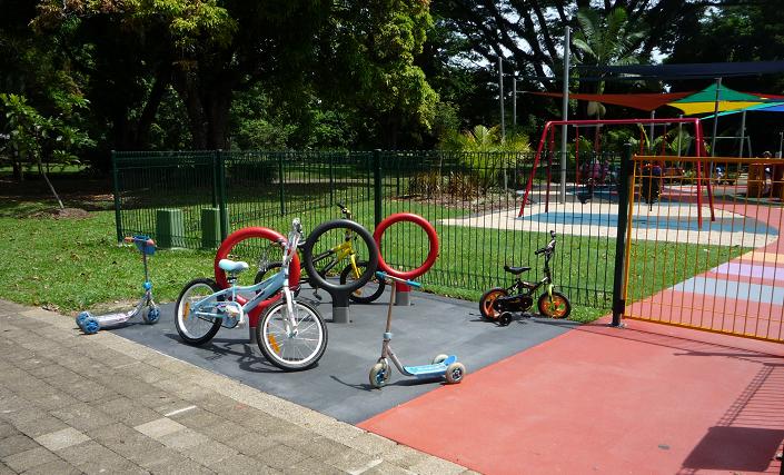 写真：子ども用の自転車置き場に、大きな輪の形をした自転車ラックが3つ