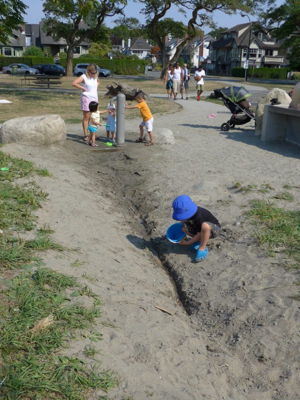 写真：水の落ちる先は土の地面。子どもが掘ったまっすぐな溝に沿って流れるが、とちゅうで土にしみ込んでしまう