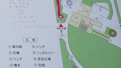 写真：案内板の小さな地図のアップ。点字や凹凸があることがわかる