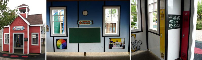 写真：鐘楼のある学校。内部の壁には時計や低い位置に黒板などが掛けられている