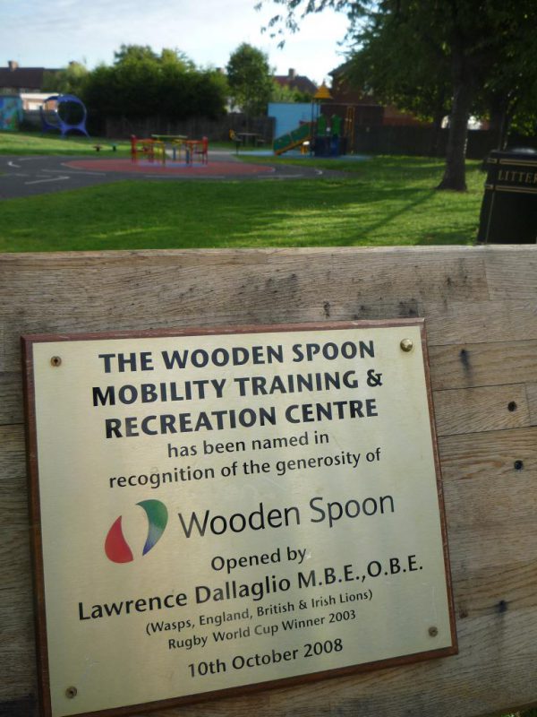 写真：公園の入口。「wooden spoon」の名を記した看板 