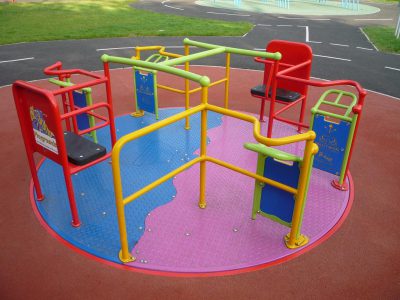 写真：アクセシブルな回転遊具
