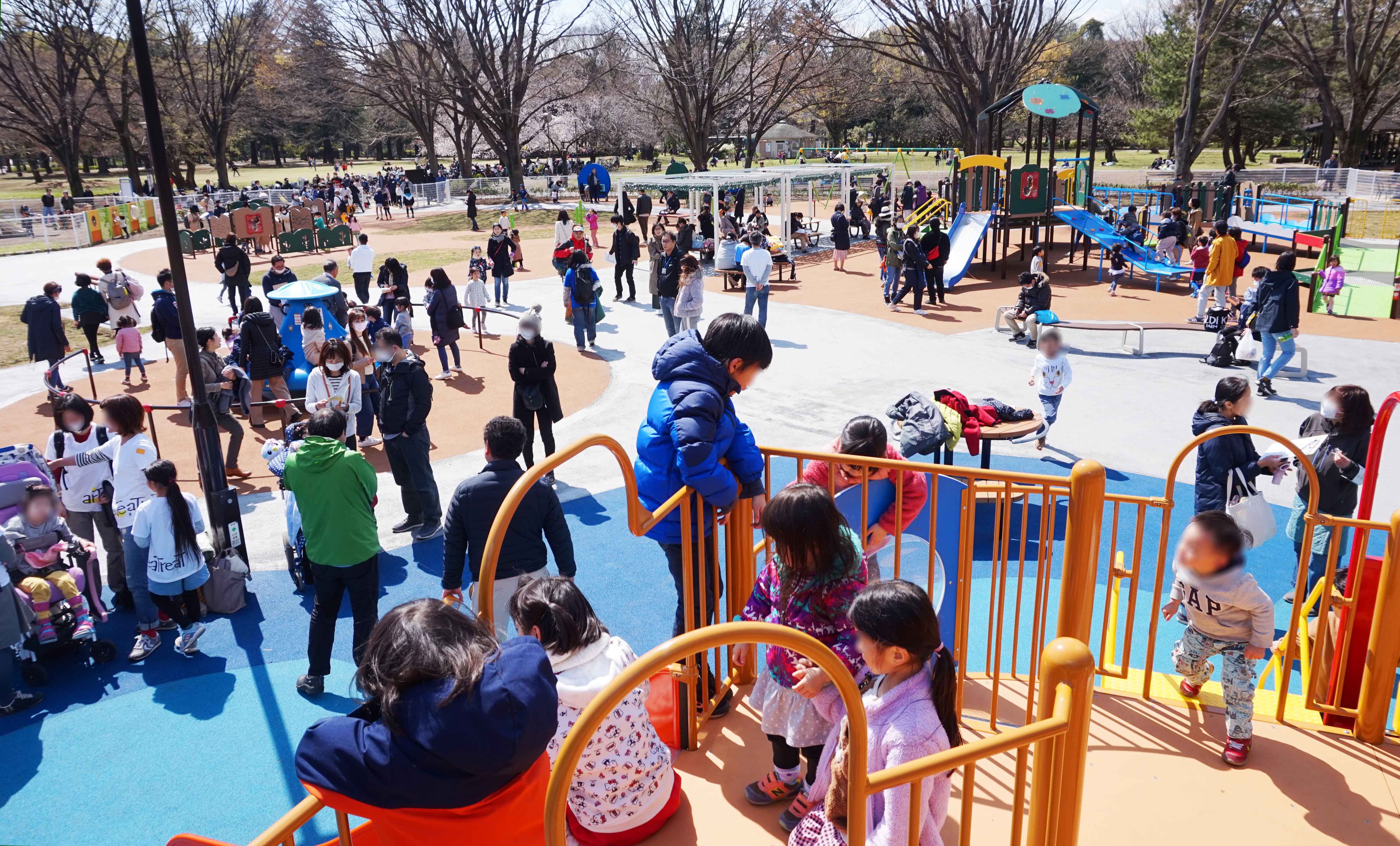 写真：開園した砧公園の遊び場。大勢の子どもたちでにぎわっている。