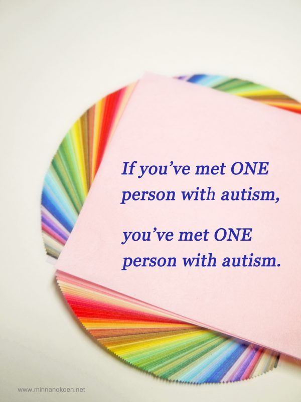 写真：色が微妙に異なる百枚の折り紙の写真と英文。If you have met one person with autism, you have met one person with autism.
