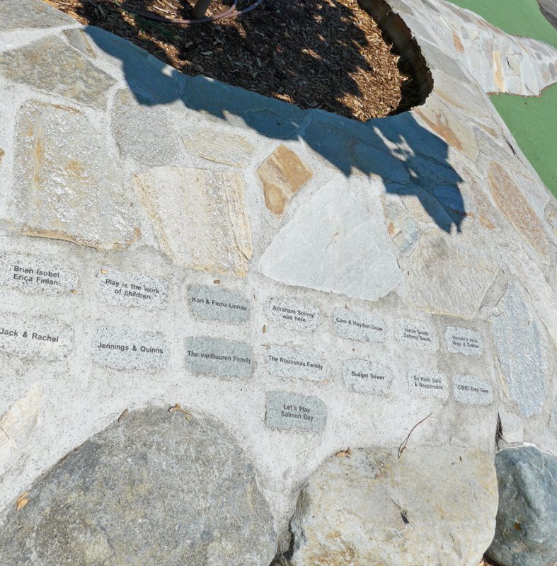 写真：土塁の表面に貼られた石のプレート