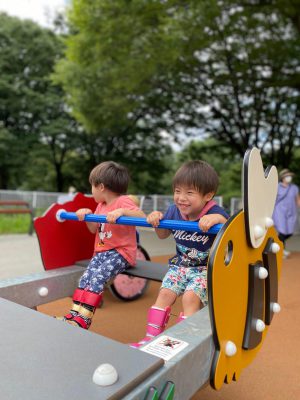 写真:シーソーで遊ぶ男の子