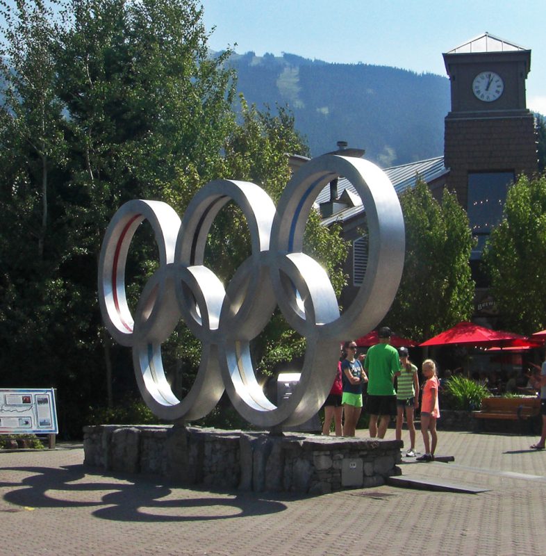 写真：大きな五輪のモニュメント。