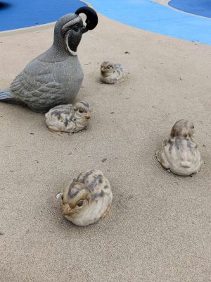 写真：地面に水鳥の親子のオブジェ