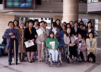 写真：カセムさんと共にプロジェクトに取り組んだ、地域の当事者を含む「アクセスビジョン」のメンバー。