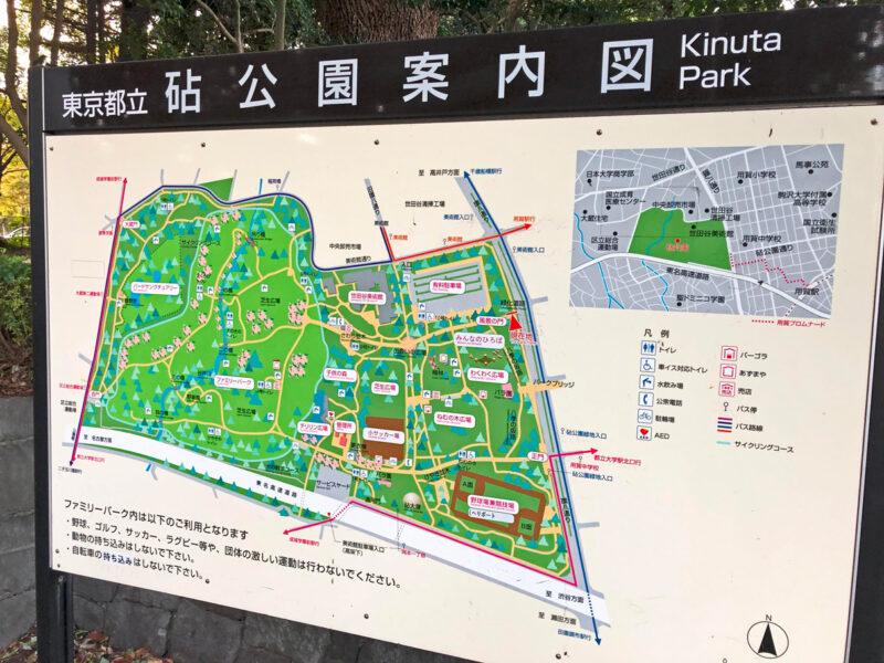 写真：砧公園全体の案内図が書かれた看板。ちなみに触知案内図もあるが傷みや汚れが課題。