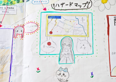 写真:点字表記と音声ボタンを備えたハザードマップ看板の絵と説明。