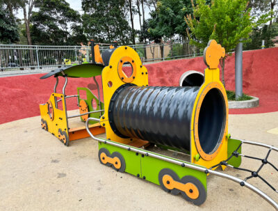 写真：機関車型遊具。前後が分かれており、間には車いすなどでも入れる。