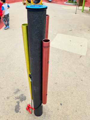 写真：1本の柱の周りに長さが異なる3本の筒が縦に付いたチャイム。柱にぶら下がっているマレットで叩くと澄んだ音色が響く。