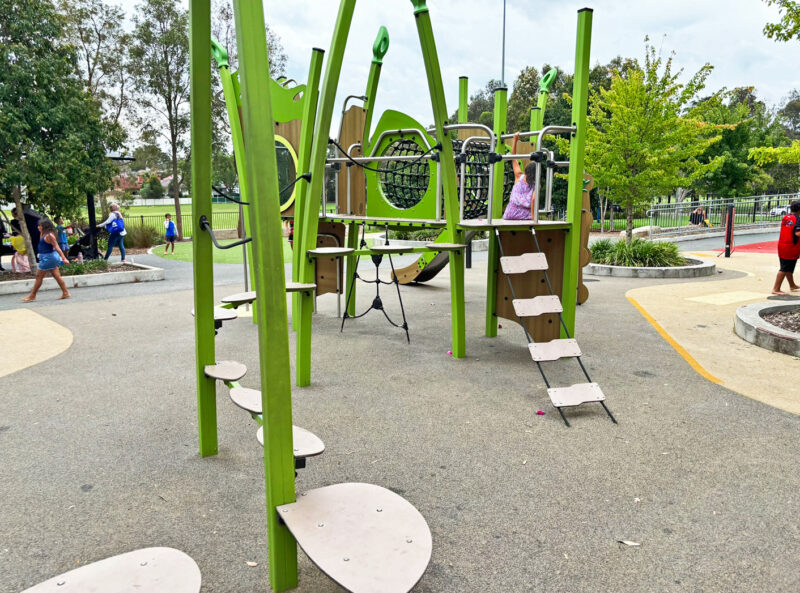 写真：小さな複合遊具。木の葉型のステップや木の板の梯子、ロープなどを伝って登る。