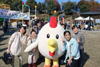 写真:遊び場で笑顔のメンバー5人。