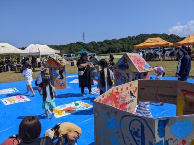 写真:段ボールハウスに自由に絵を描いて遊べるコーナー。