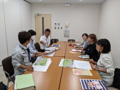 写真:会議室で図面を見ながら話し合うつくり隊と行政の皆さん。