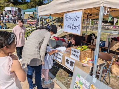 写真:インクルーシブに関するクイズラリーの本部テント。