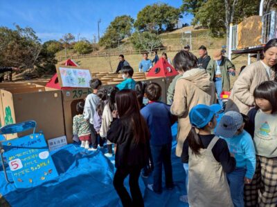 写真:段ボール迷路の入り口に並ぶ子どもたち。