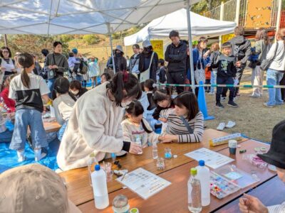 写真:透明なボトルにビーズなどを入れたキラキラボトルを作るブース。