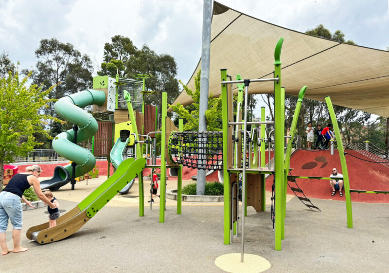 写真：遊具広場に幼児向けと児童向けの複合遊具。