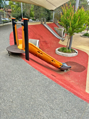 写真：斜面に沿って据えられたポリエチレン製の滑り台。