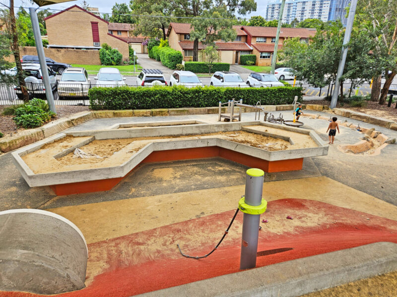 写真：土手から見下ろした砂遊び場と水遊び場。