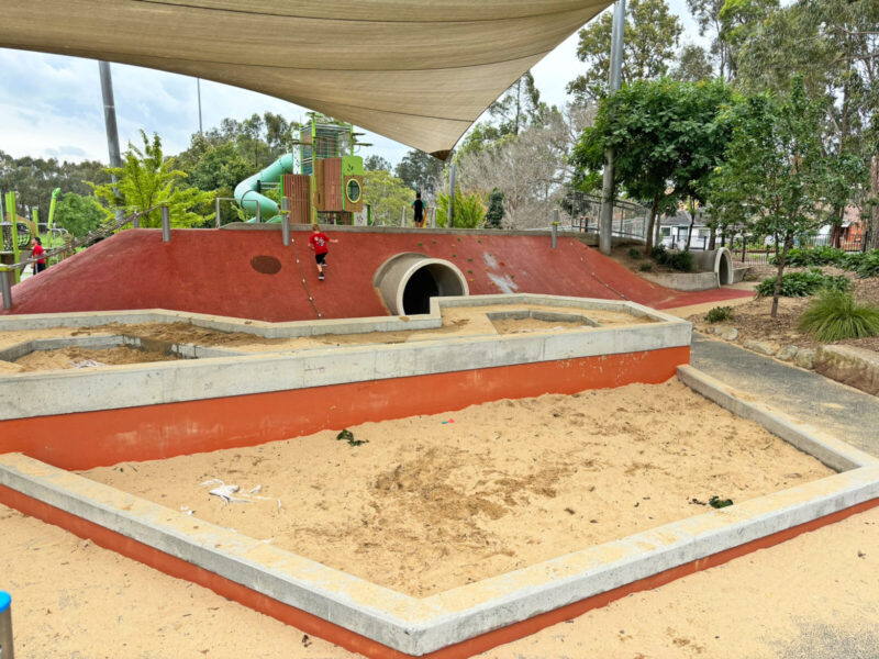 写真：幅10メートル程の広い砂場。低い砂場と高い砂場で構成されている。