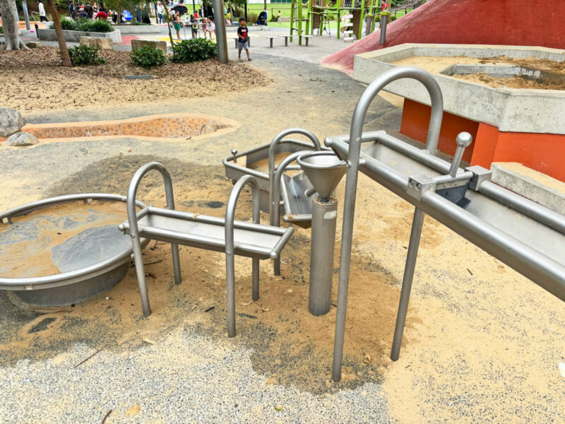 写真：筧の水が流れる部分に設けられた可動式の仕掛け。