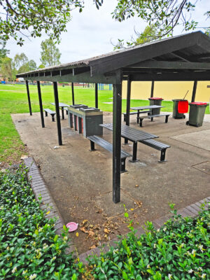 写真：バーベキュー施設。グリルが2機とピクニックテーブルが3セット。