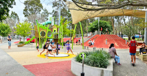 写真：遊具広場で遊ぶ子どもたち