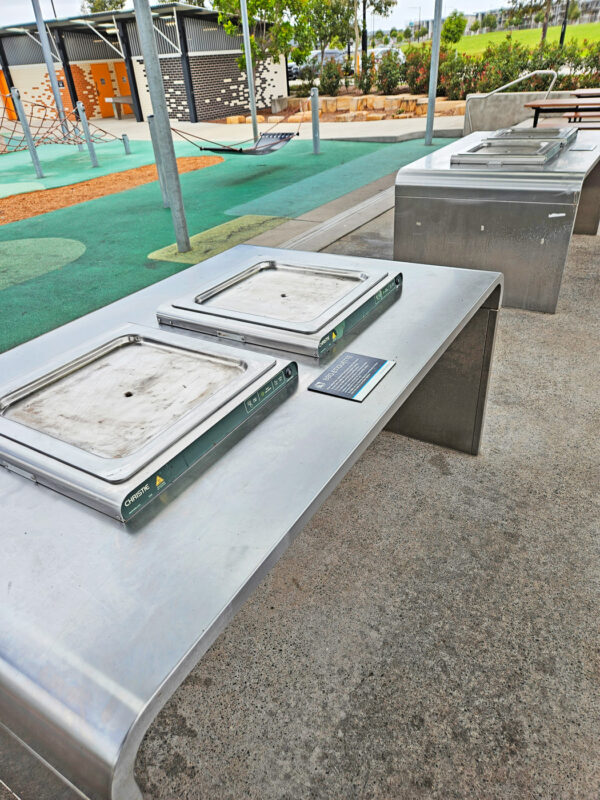 写真：BBQ用の鉄板が2つ並んだステンレス製のコンロ台。